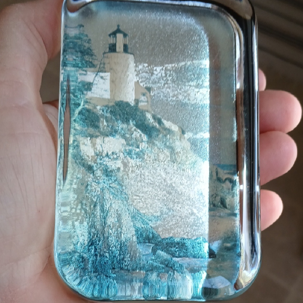 Vintage glass Enesco paperweight foil lighthouse crashing waves - Picture 7 of 7